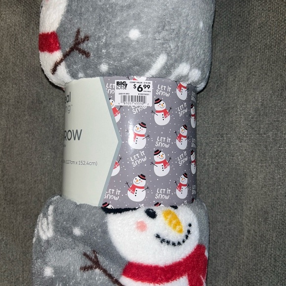 NWT Soft throw blanket size 50 x 60 inches. Snowmen theme. - Picture 2 of 2